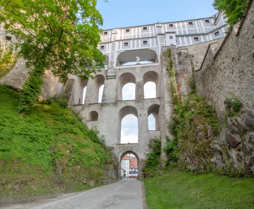 Walking under the Renaissance arcades of the Český Krumlov Castle